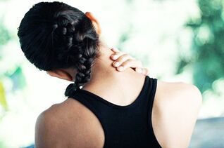 Discomfort with neck movements is a symptom of osteochondrosis